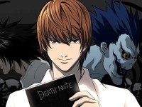 L, Ryuk et Light tenant le Death Note
