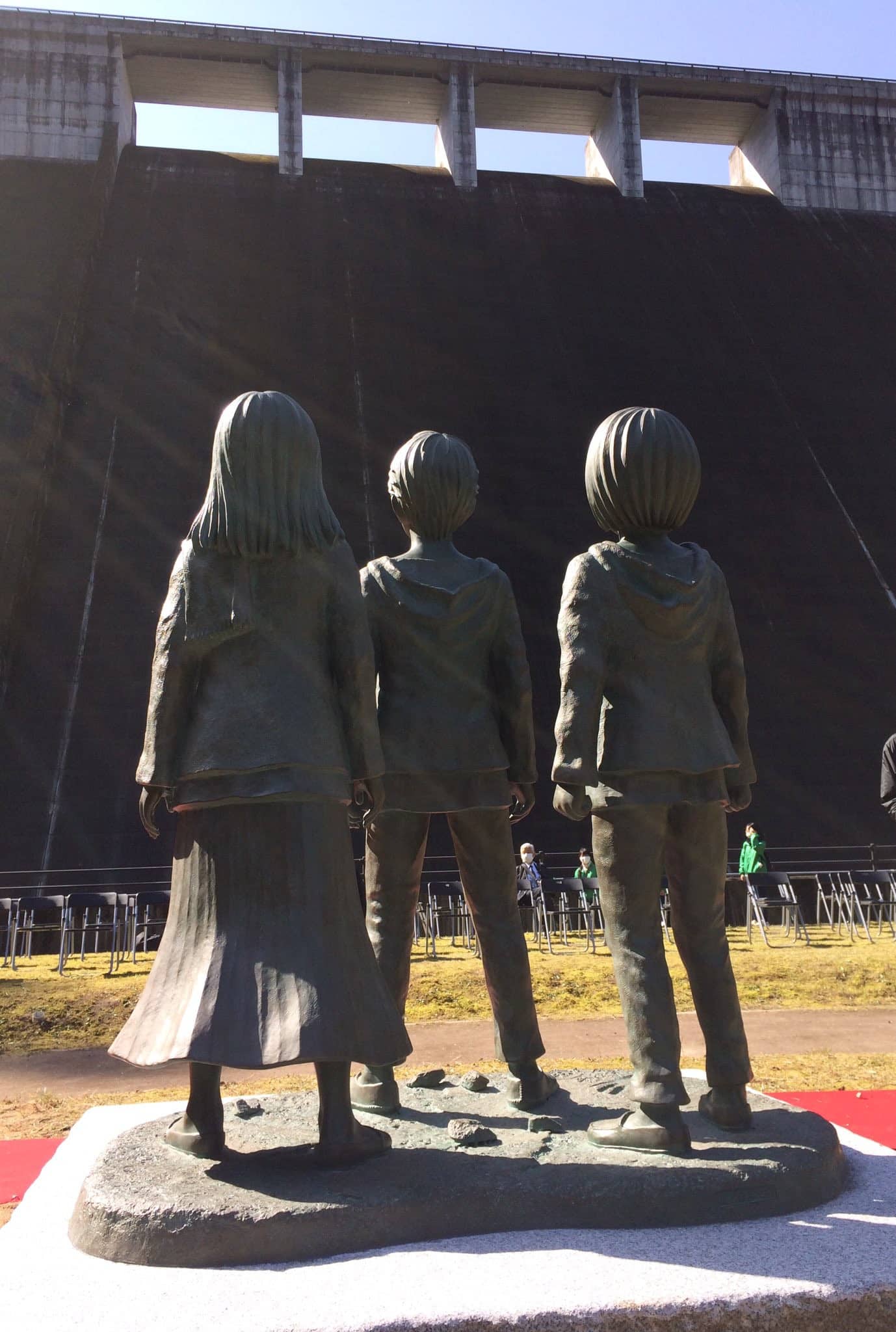 Statue en Bronze à l'éffigie d'Eren, Mikasa et Armin face au barrage Oyama