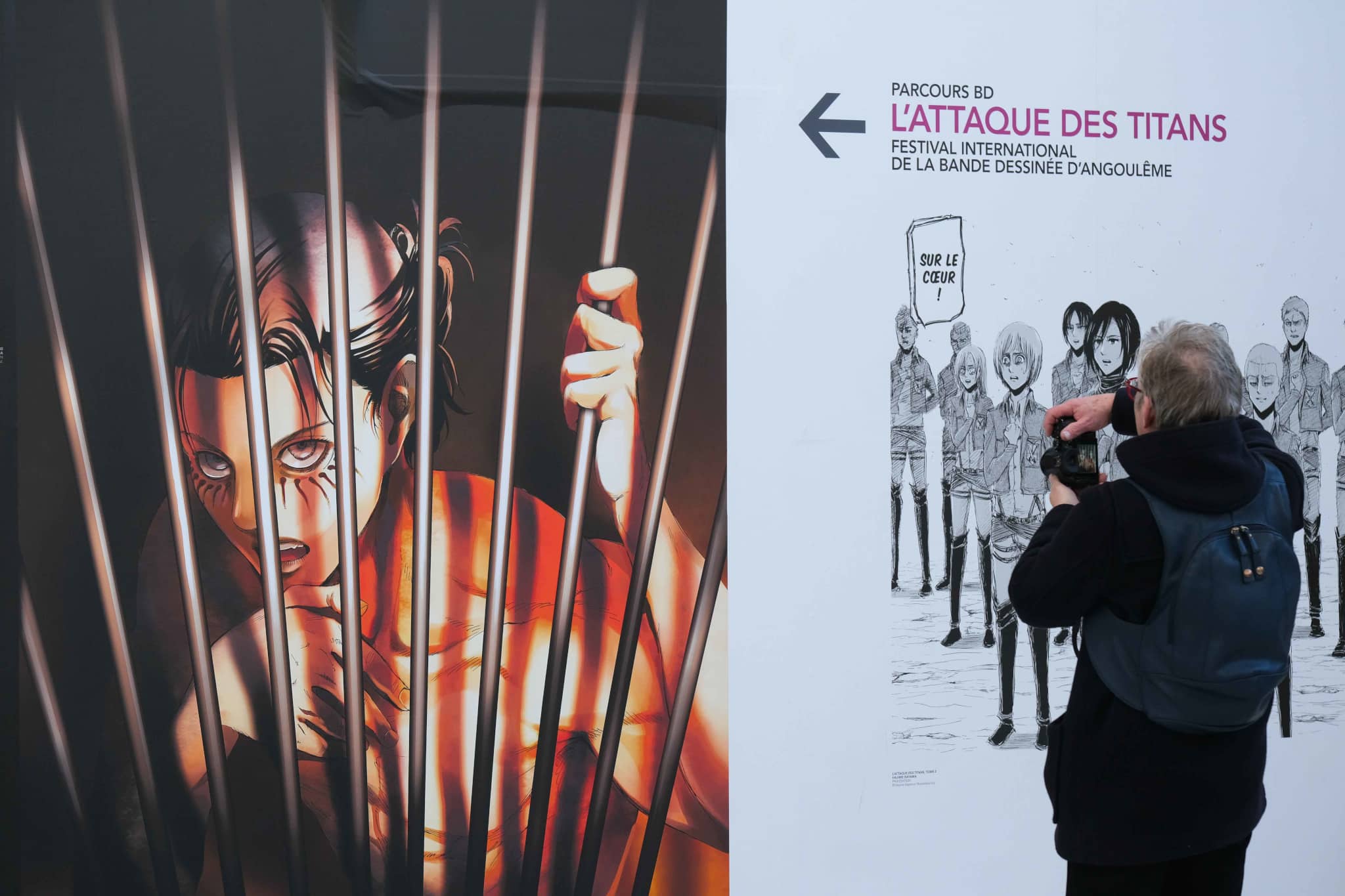 Affiche centrée sur le manga Lattaque des Titans à Paris Gare du Nord, à loccasion du cinquantième anniversaire du festival international de la bande dessinée dAngoulême.